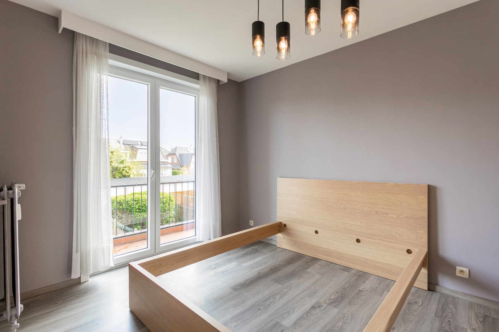 Gerenoveerd appartement met 2 slaapkamers, 2 terrassen en 2 garageboxen 