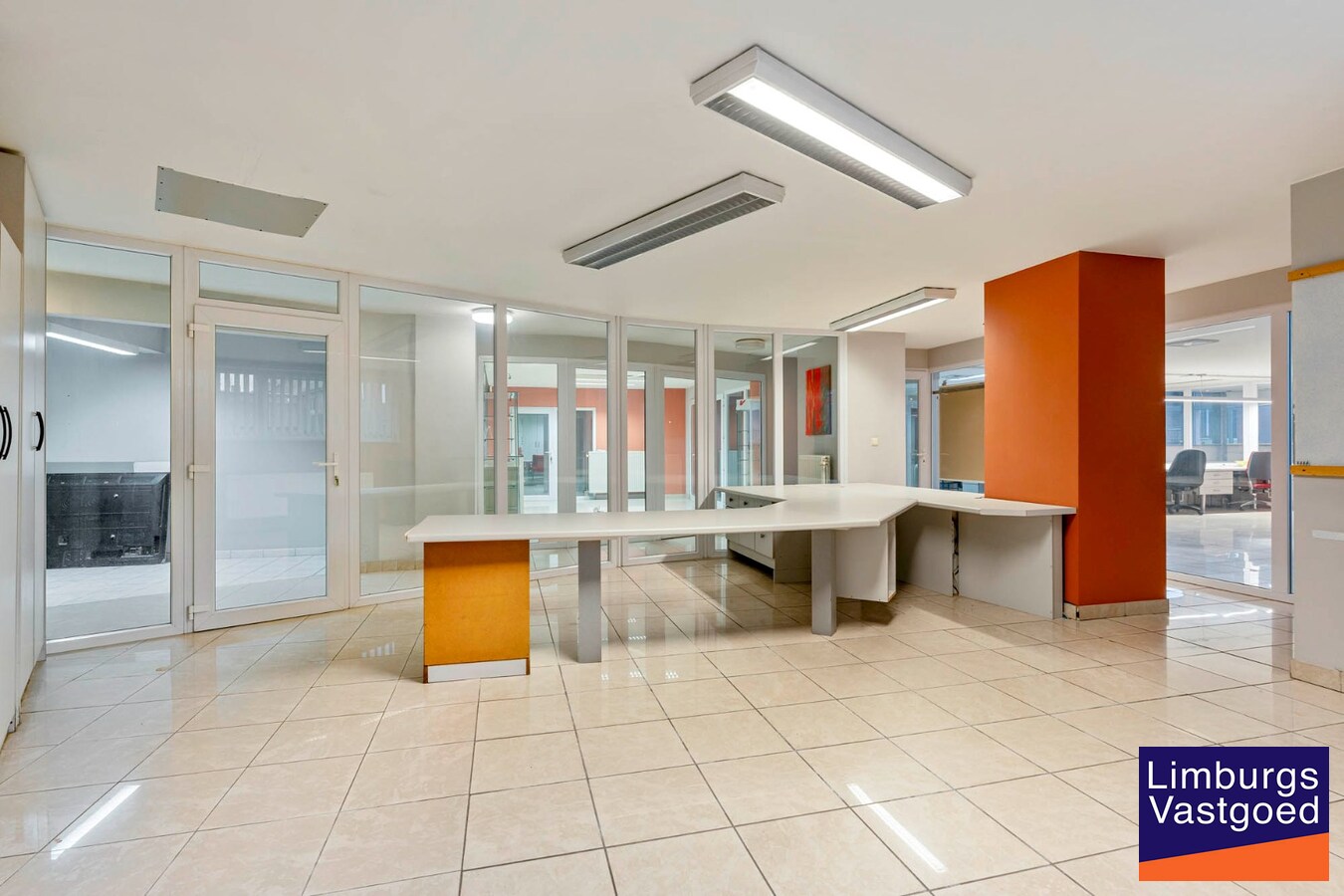 Bedrijfsgebouw met kantoren, magazijnen en woonst - groot 2580 m² 