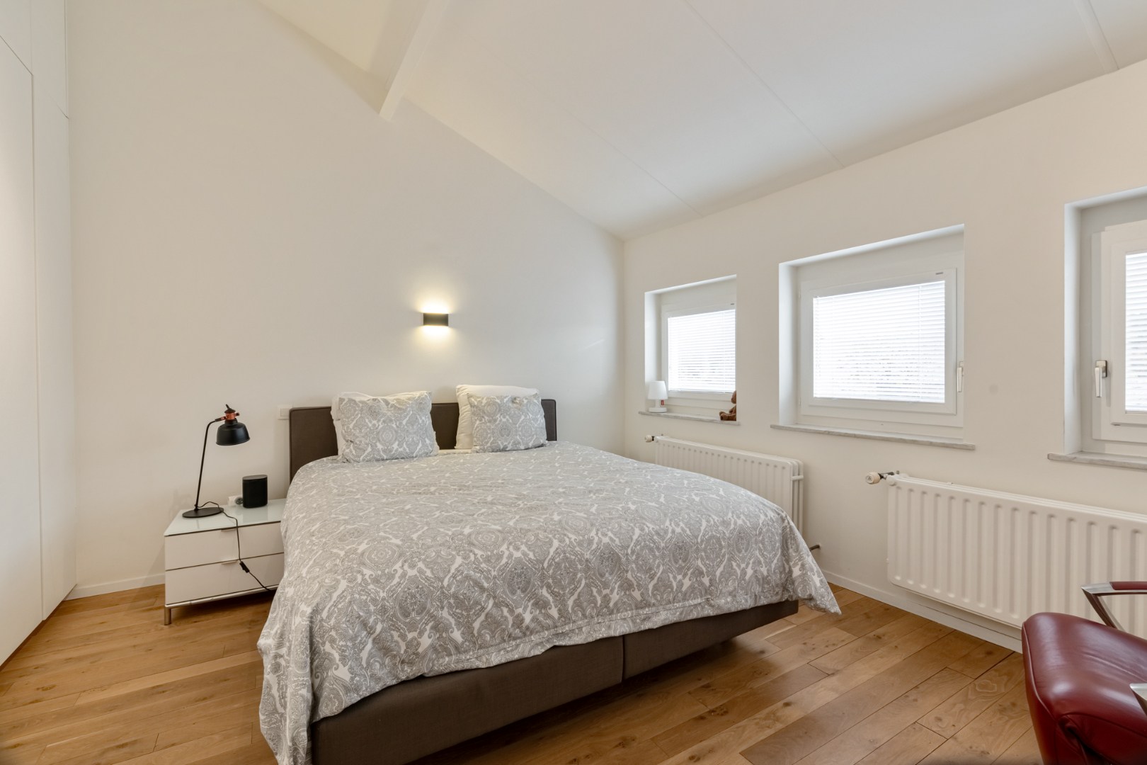 ouderlijke slaapkamer met vaste kasten 