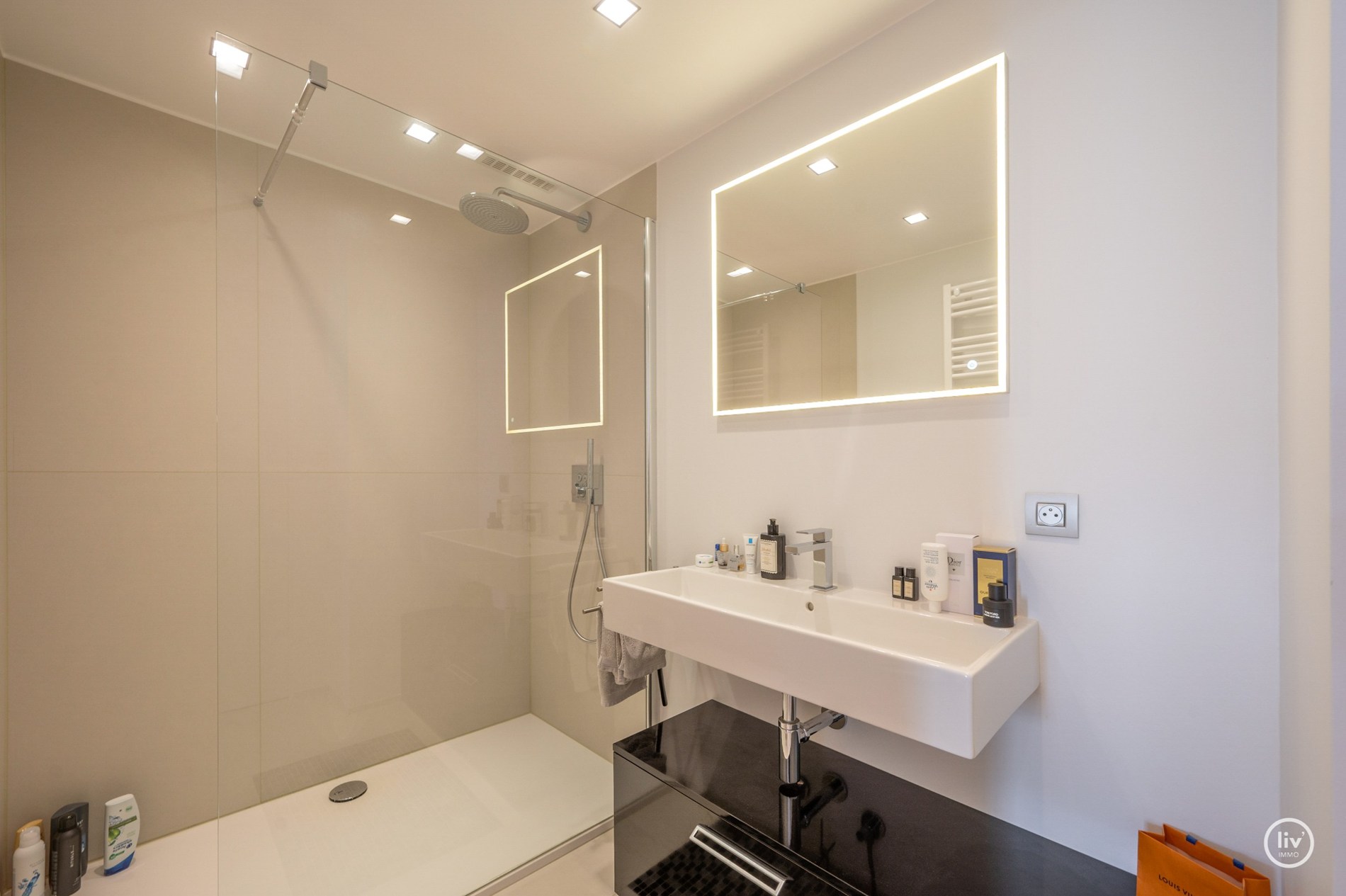 Gezellig appartement met 1 slaapkamer centraal gelegen op de Diksmuidestraat te Knokke (mog. tot aankoop van een inpandige garagebox) 