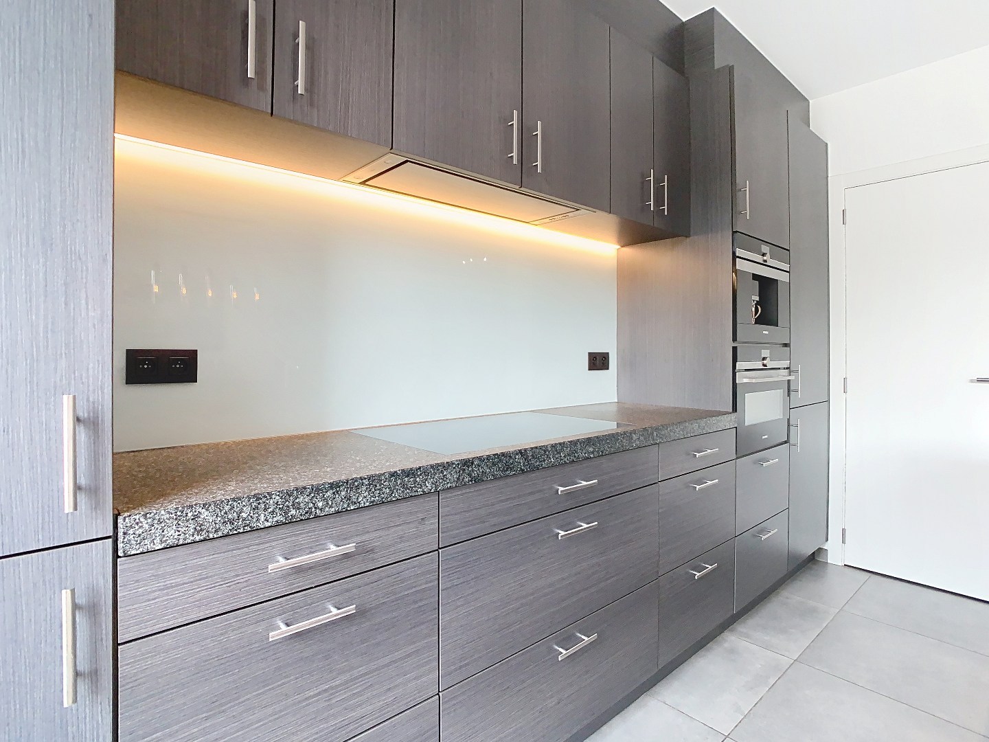 Recent gelijkvloers appartement met tuin, 2 slaapkamers en dressing 