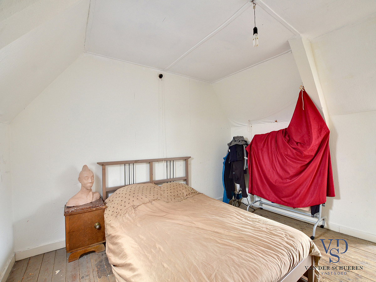 Karaktervolle, te renoveren woning (op bijna 900 m²). 