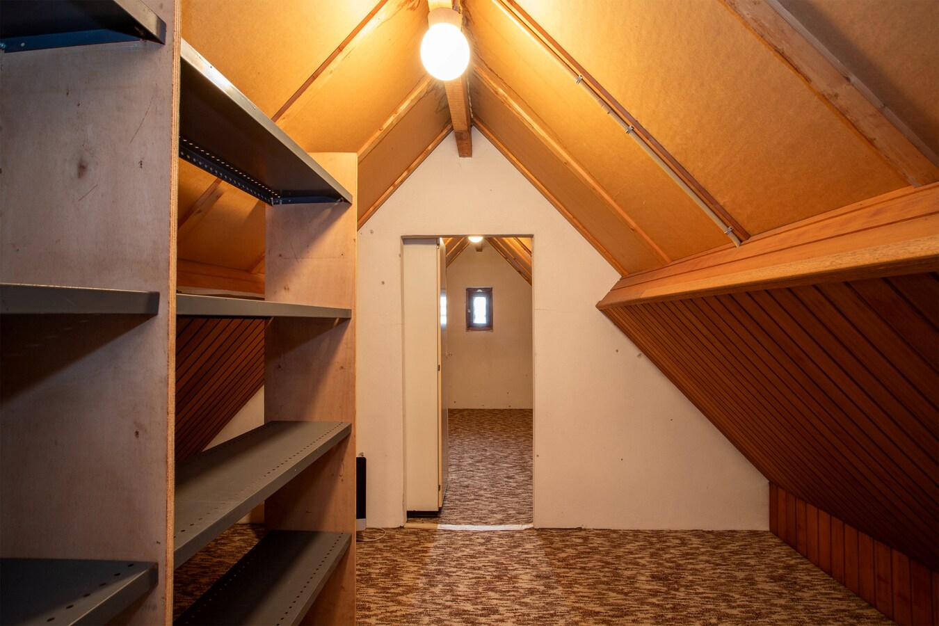 Degelijke vrijstaande woning met groot bijgebouw gelegen op een hoekperceel in Hooge Mierde. 