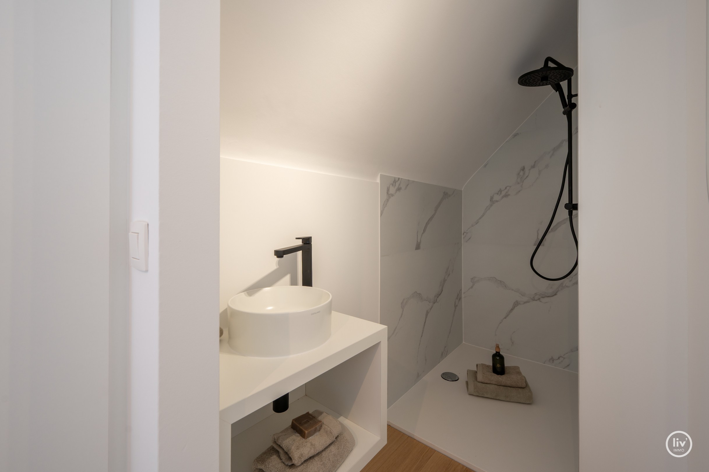 Magnifique appartement en duplex avec une largeur exceptionnelle de façade de 18 mètres et une terrasse généreuse orientée au sud offrant une vue dégagée sur l'arrière-pays de Knokke, à seulement 100 