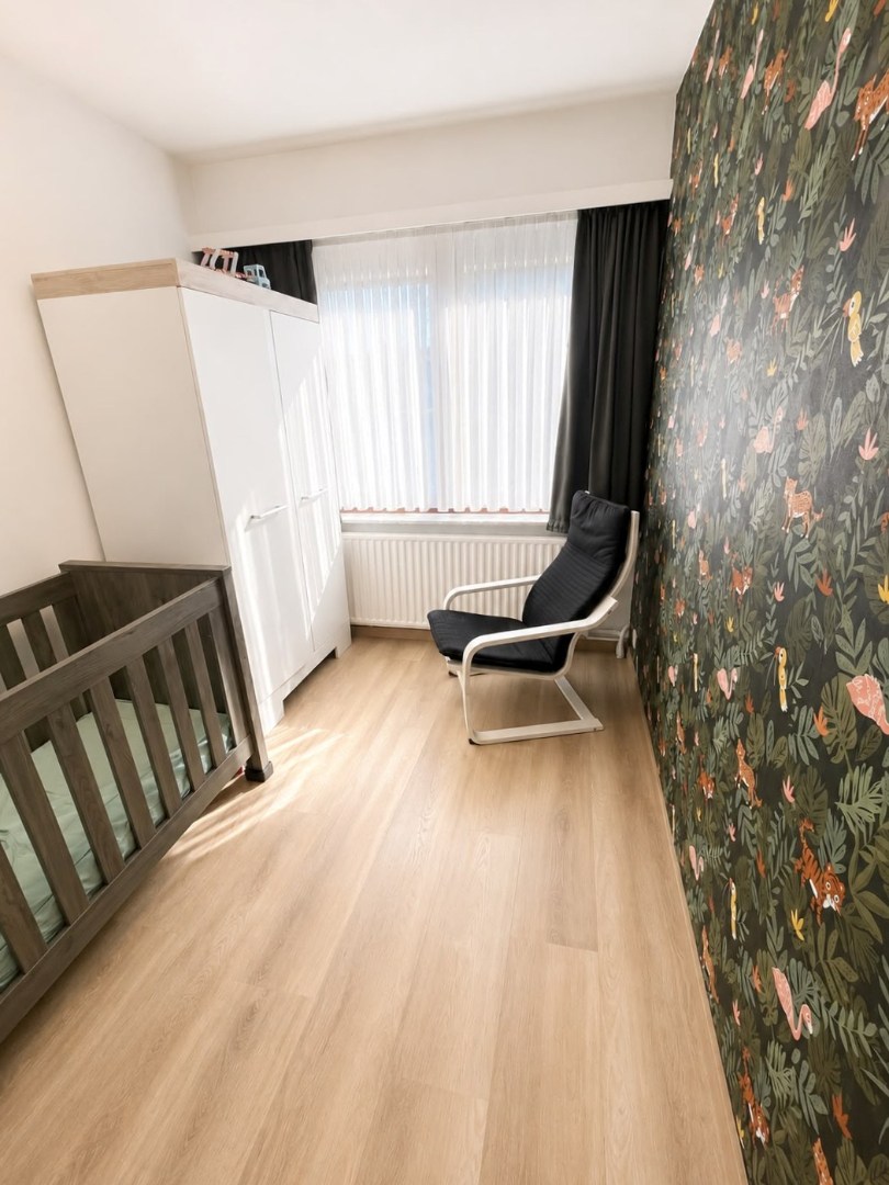 Gerenoveerde halfopen bebouwing met 4 slaapkamers, bureau, tuin en garage in Brasschaat 