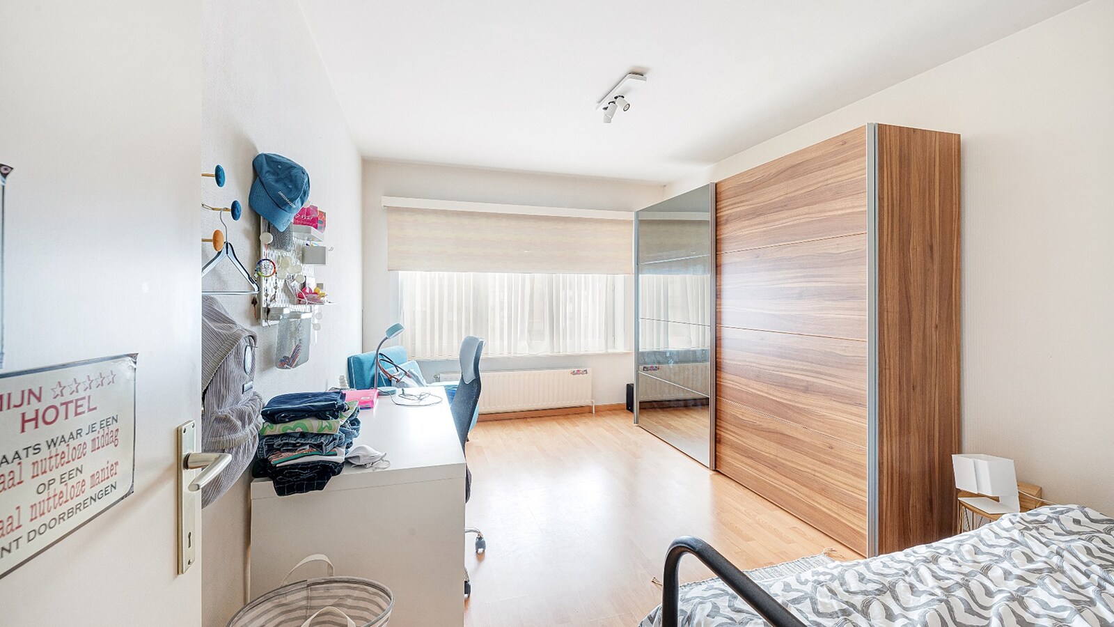 Ruime bel-etagewoning met garage en zonnepanelen in hartje Heist. 