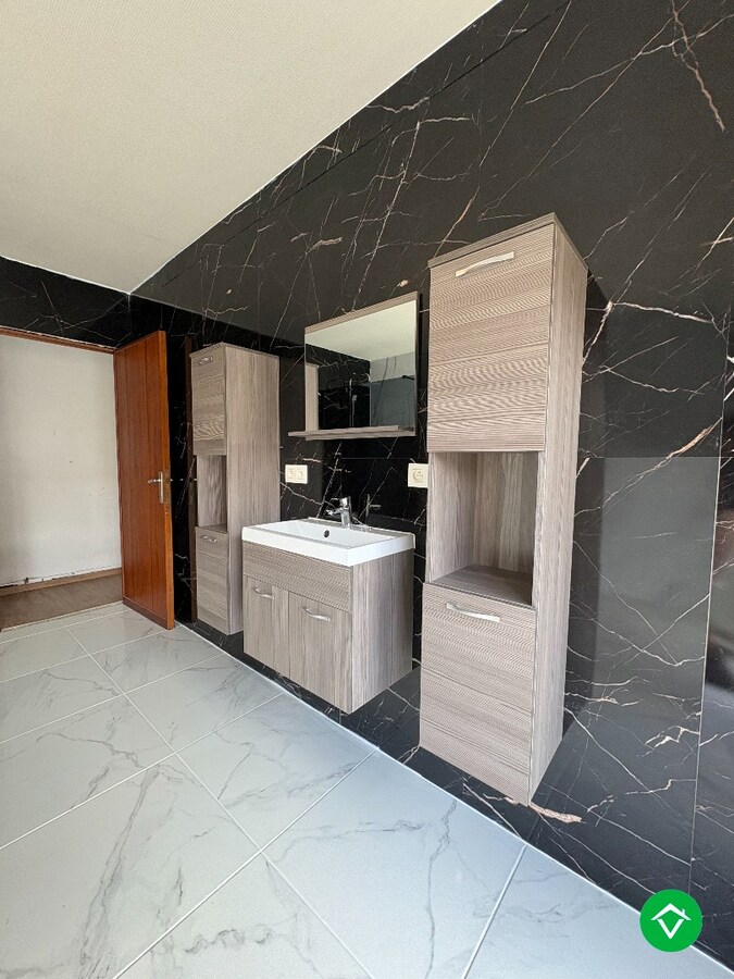 Te koop: Uniek gebouw met 2 appartementen, garage en ruime tuin – hartje Nieuwpoort-Stad 