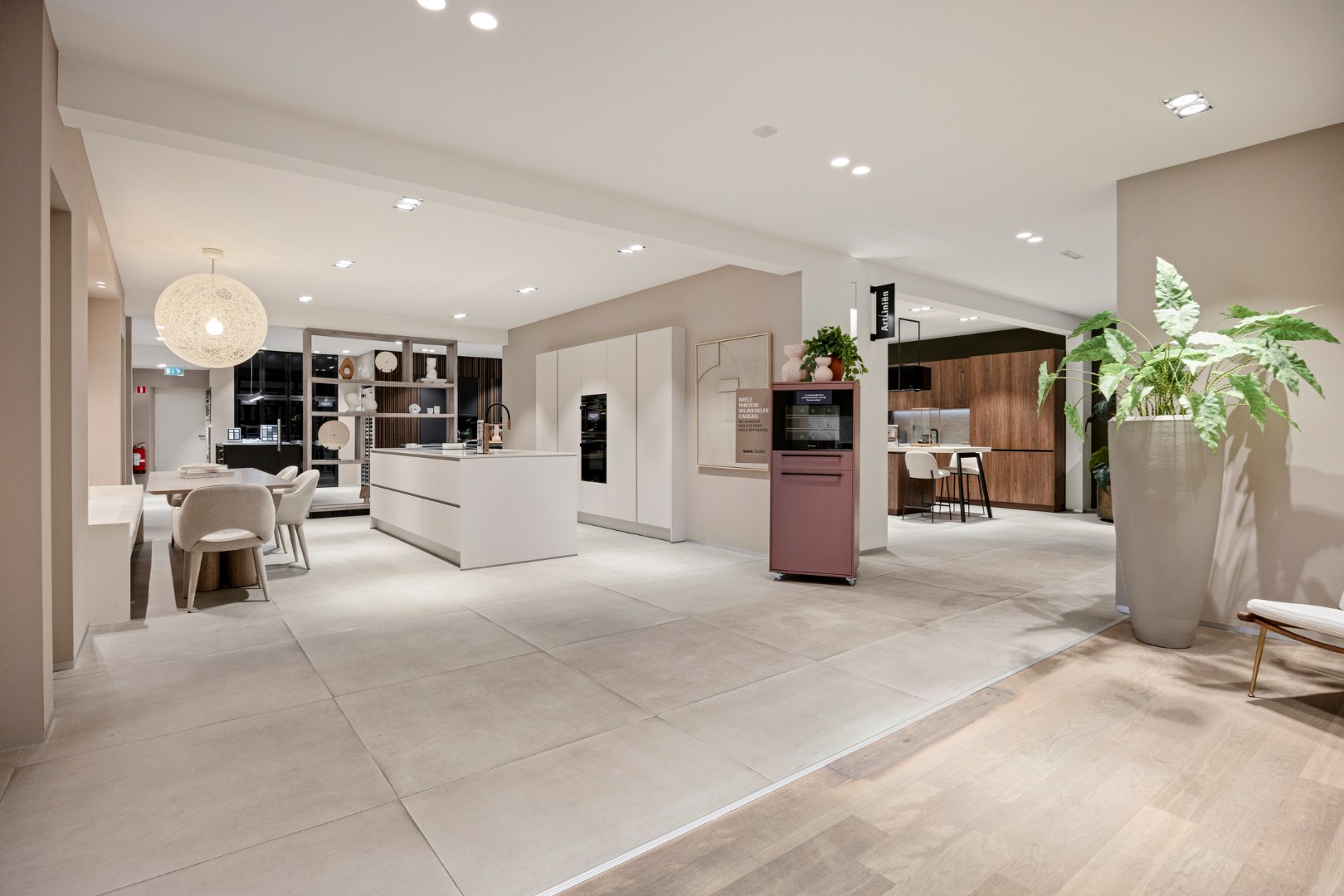 Zeer goed gelegen handelspand van Ca. 880m2 te huur! 