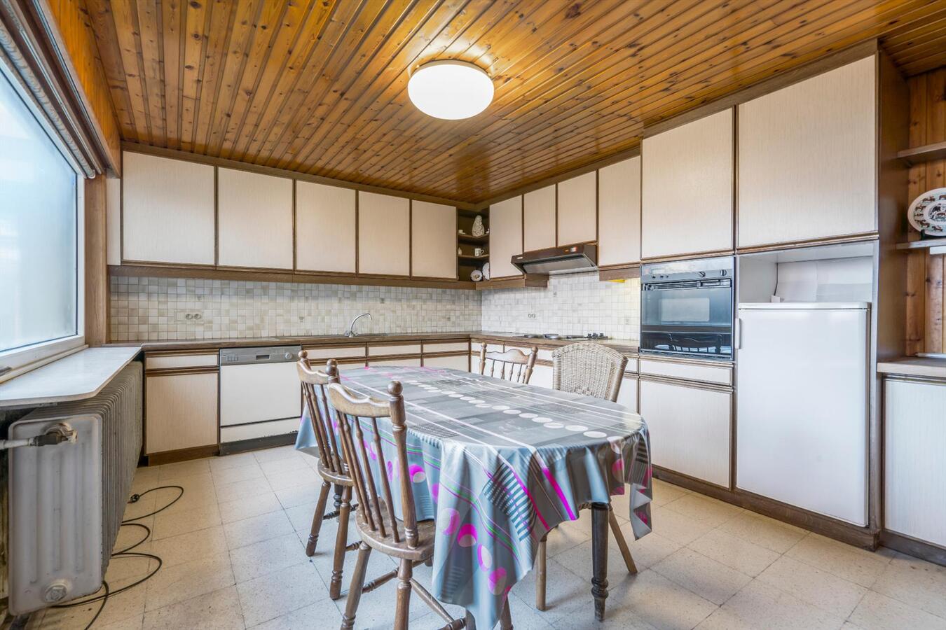 Residentieel gelegen karakterwoning op ruim perceel van 1886 m². 