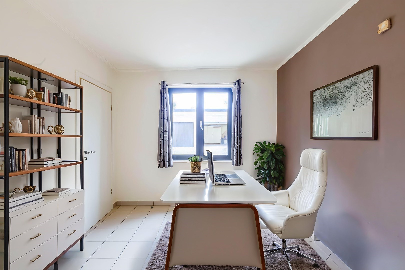 Zichtlocatie als handelspand of kantoorruimte met potentieel! 