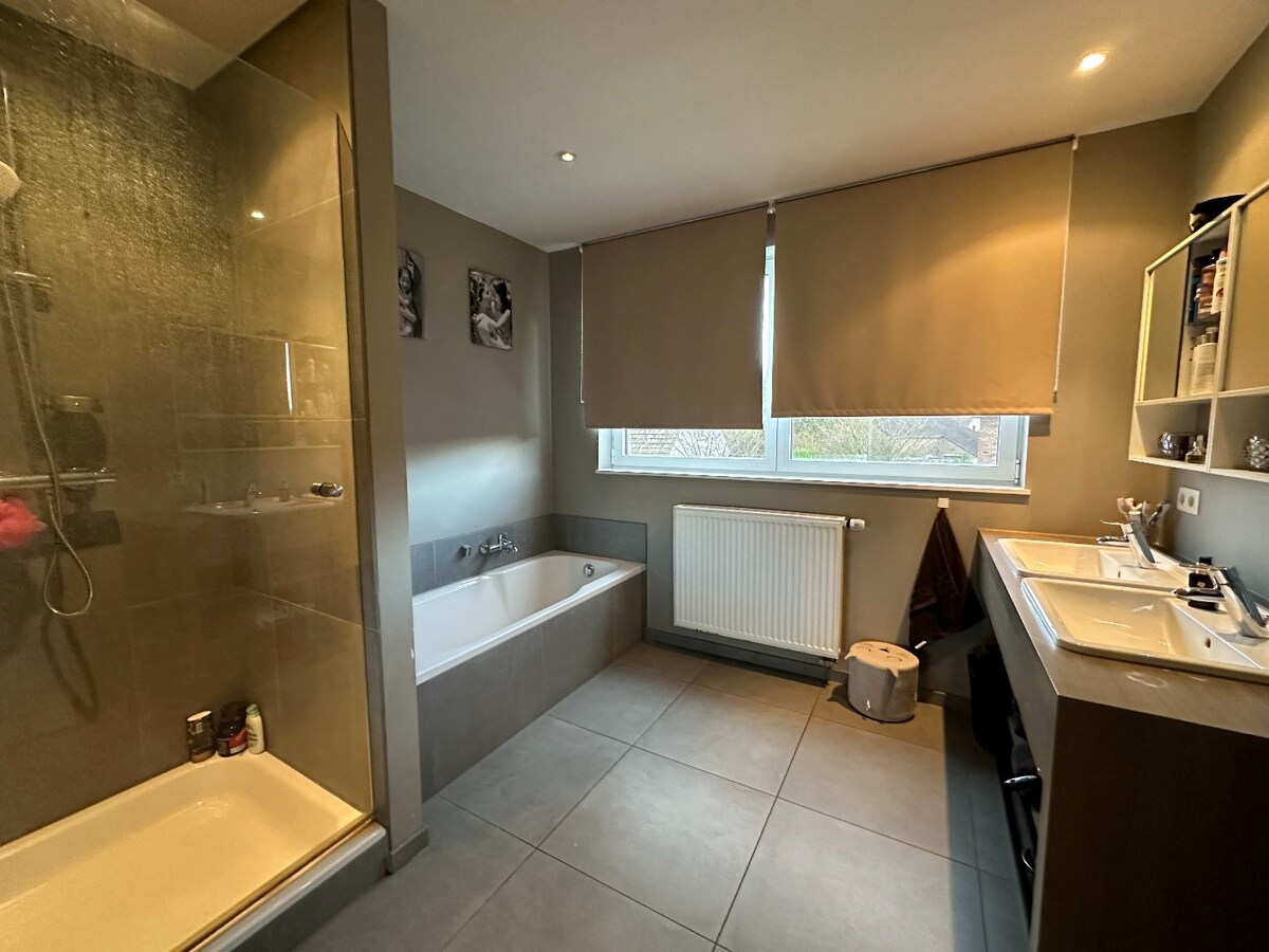 Ruime halfopen woning op het einde van doodlopende straat 