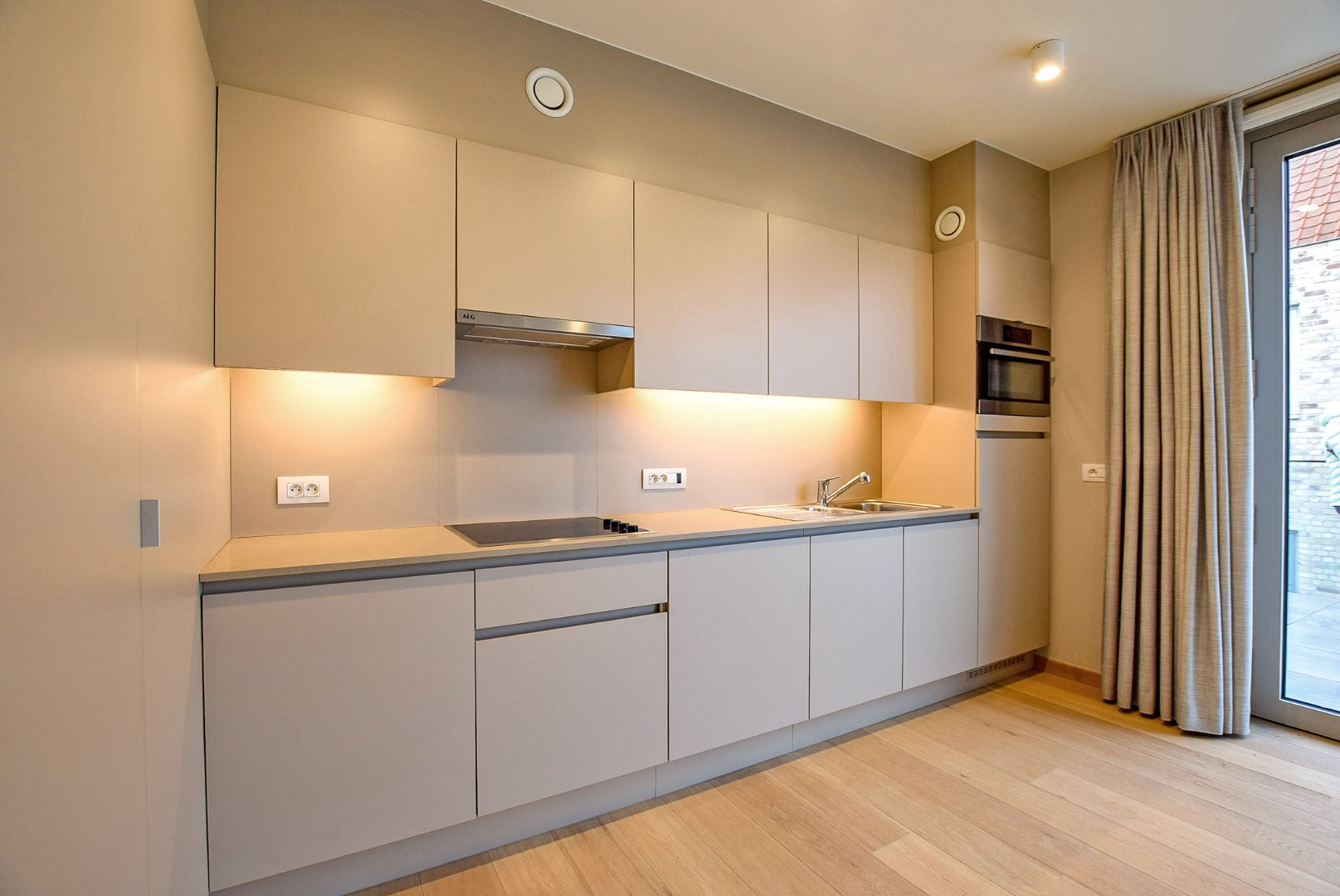 Uiterst goed onderhouden assistentieflat (55m² + 11m² terras) met 1 slaapkamer te Nieuwpoort. 