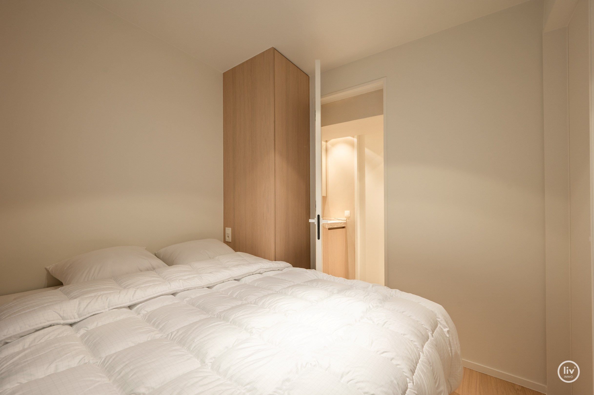 Prachtig gerenoveerd 3 slaapkamerappartement met open zichten gelegen op de Jozef Nellenslaan te Knokke. 