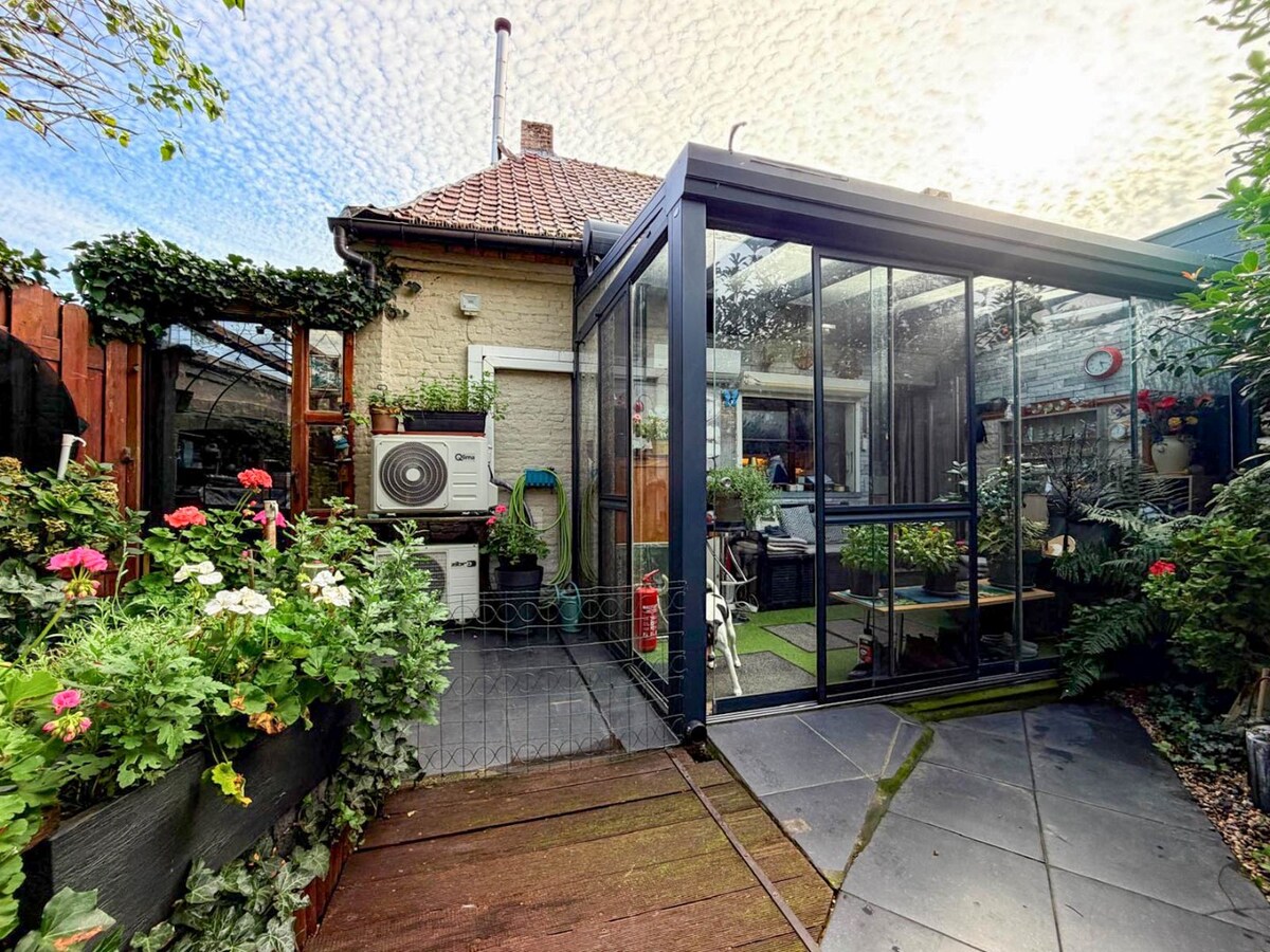 Knusse woning met ruime tuin en uitweg en mogelijkheid tot aankoop van een garage. 