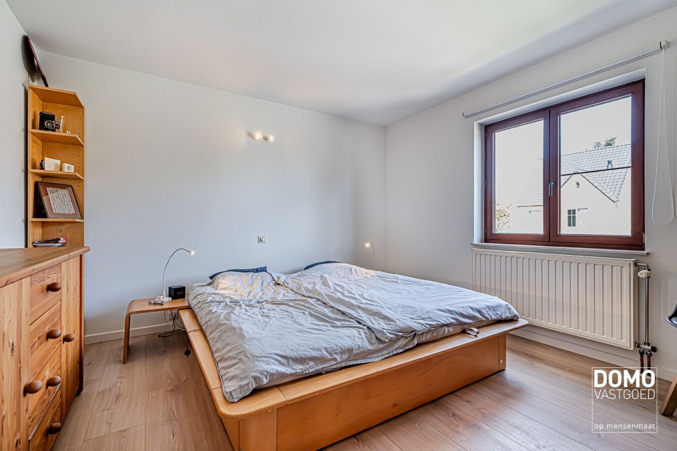 ZUIDWESTELIJK GEORIËNTEERDE DOORZONWONING MET LICHTRIJKE AANBOUW, GEZELLIGE TUIN EN RUIME GARAGE TE KURINGEN (HASSELT) 
