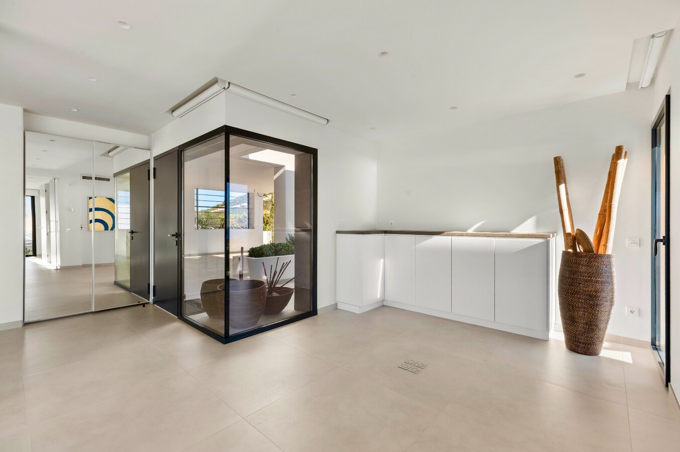 Een uitzonderlijke villa waar luxe, licht en panoramische waterzichten samenkomen. 