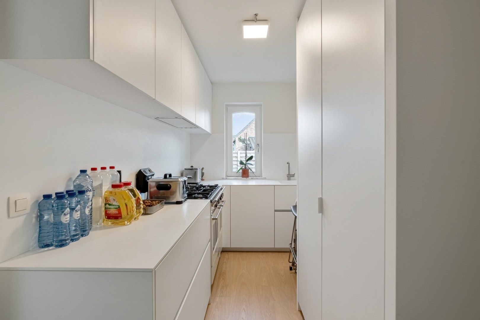 Praktische bijkeuken met tweede koelkast en diepvriezer 