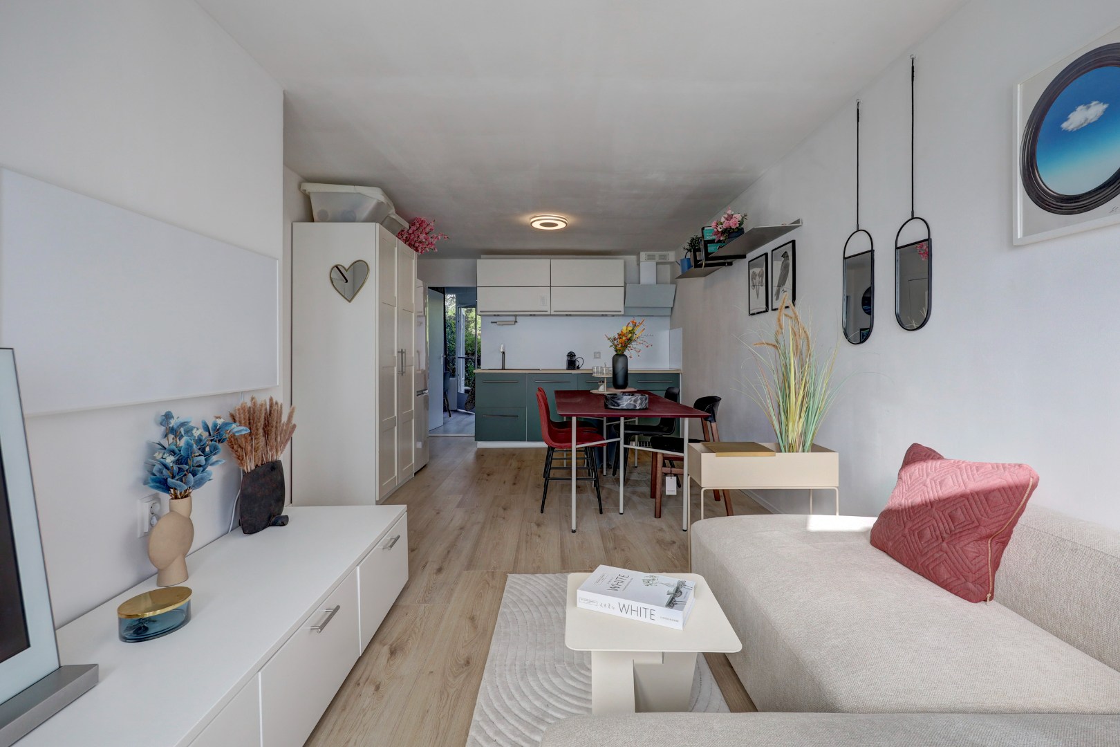 Woon-aanbieding 2 voor de prijs van één! Verrassend ruime 5-kamer woning, zonnige achtertuin, 2 keukens, 2 badkamers, parkeergelegenheid voor de deur.. 