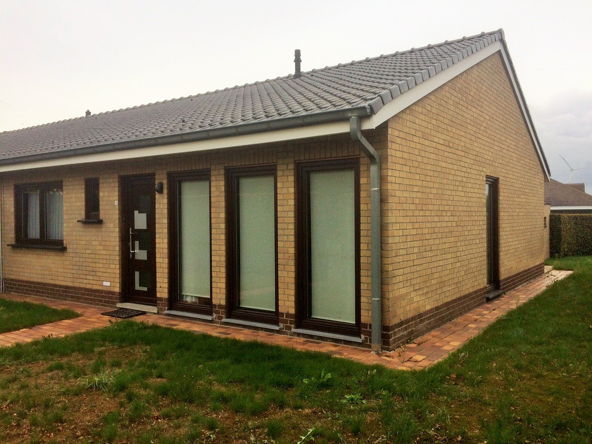 Rustig gelegen gelijkvloerse halfopen woning met 2 slpk's + dubbele garage 