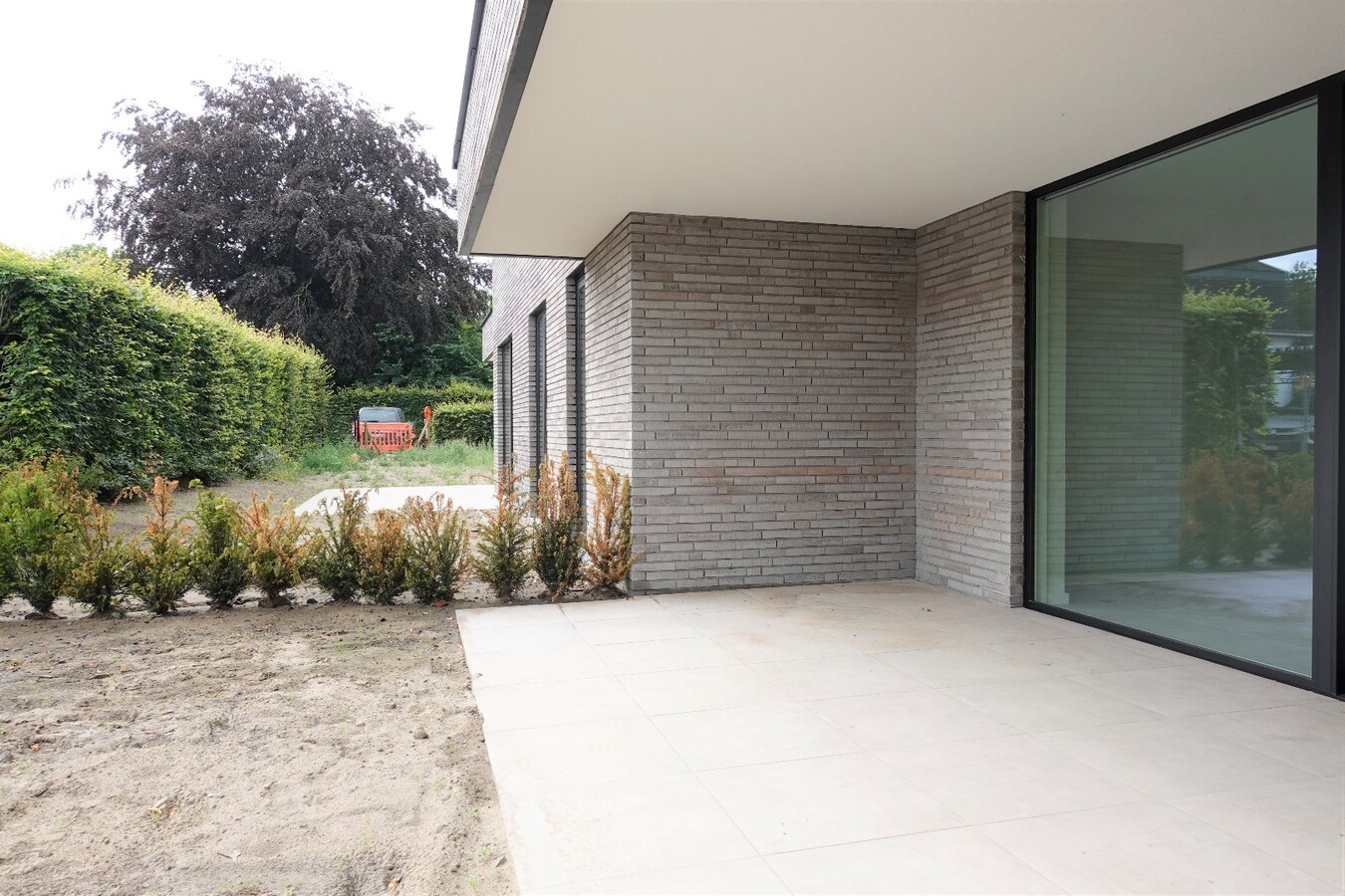 Nieuwbouwappartement met terras en tuin 