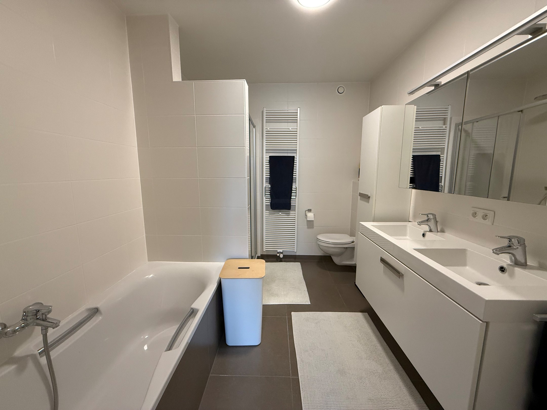 ONGEMEUBELD - Prachtig woonappartement met aangename terrassen en parking in het gebouw. Huur op VENNOOTSCHAP is mogelijk. 