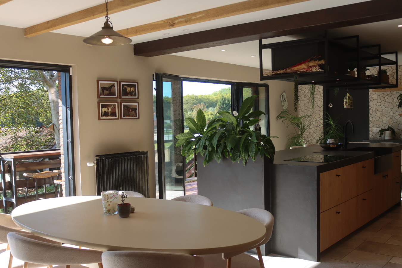 Zeer ruim (+/-550m²!) landhuis + gezellige woning met buitenpiste, paddock en weides op ca. 2ha met vergunning stalgebouw 200m² 