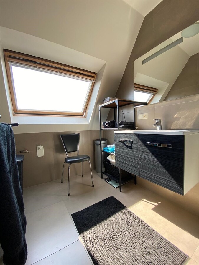 In het centrum gelegen dakappartement met 2 zonneterrassen te Koekelare 