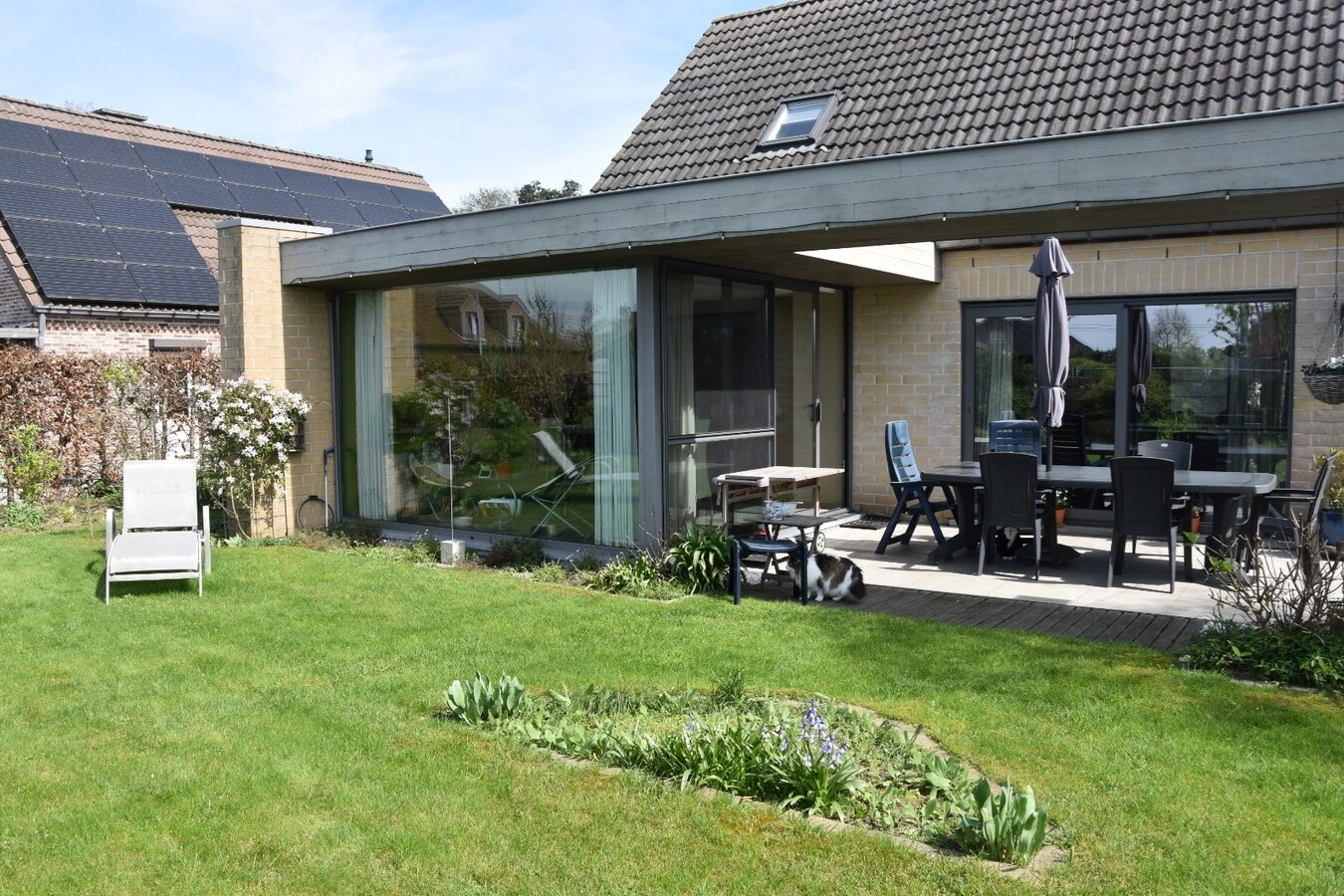 Eigentijdse, verrassend ruime Open Bebouwing 