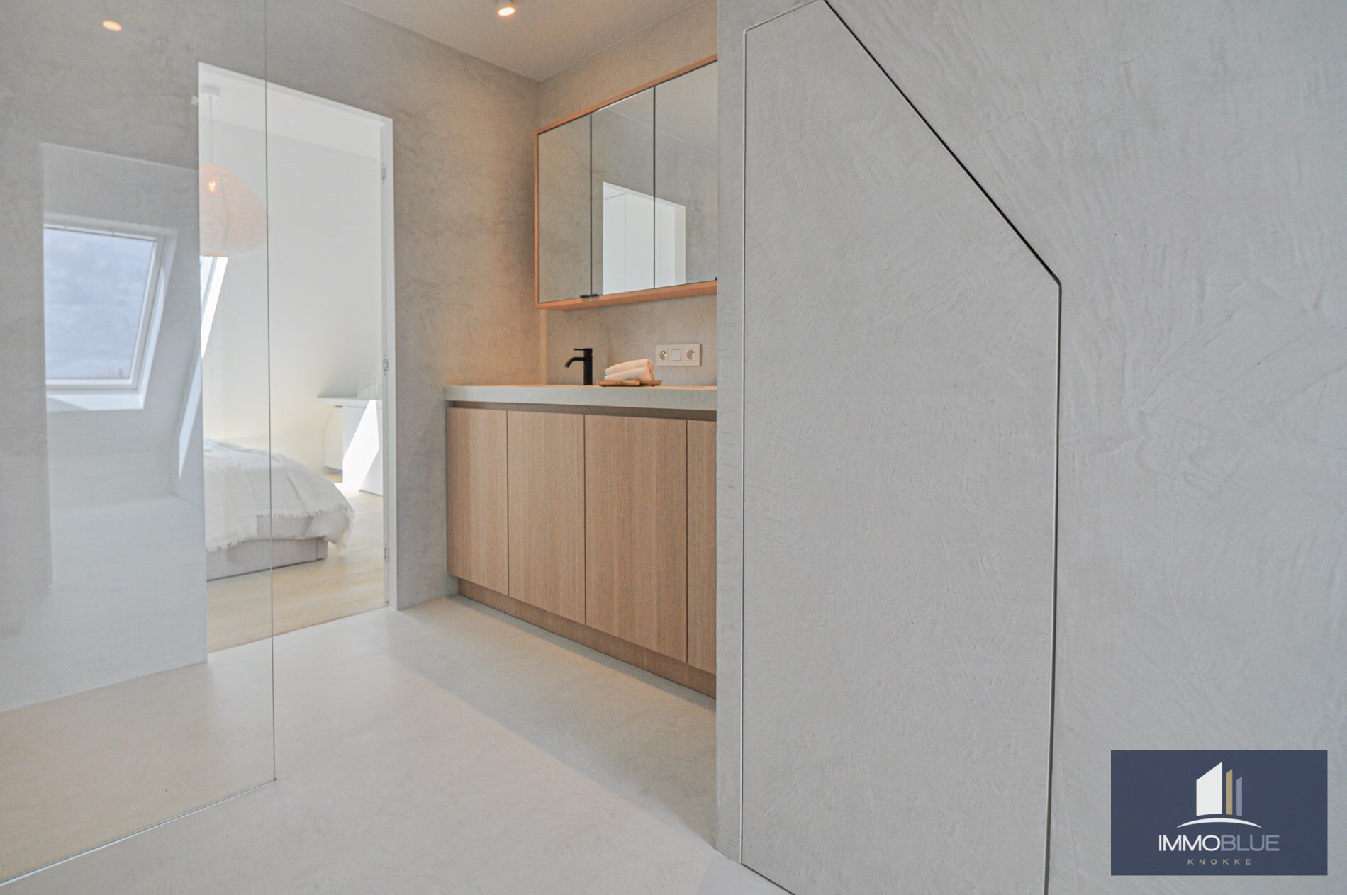 Appartement entièrement rénové avec une grande terrasse ensoleillée. 