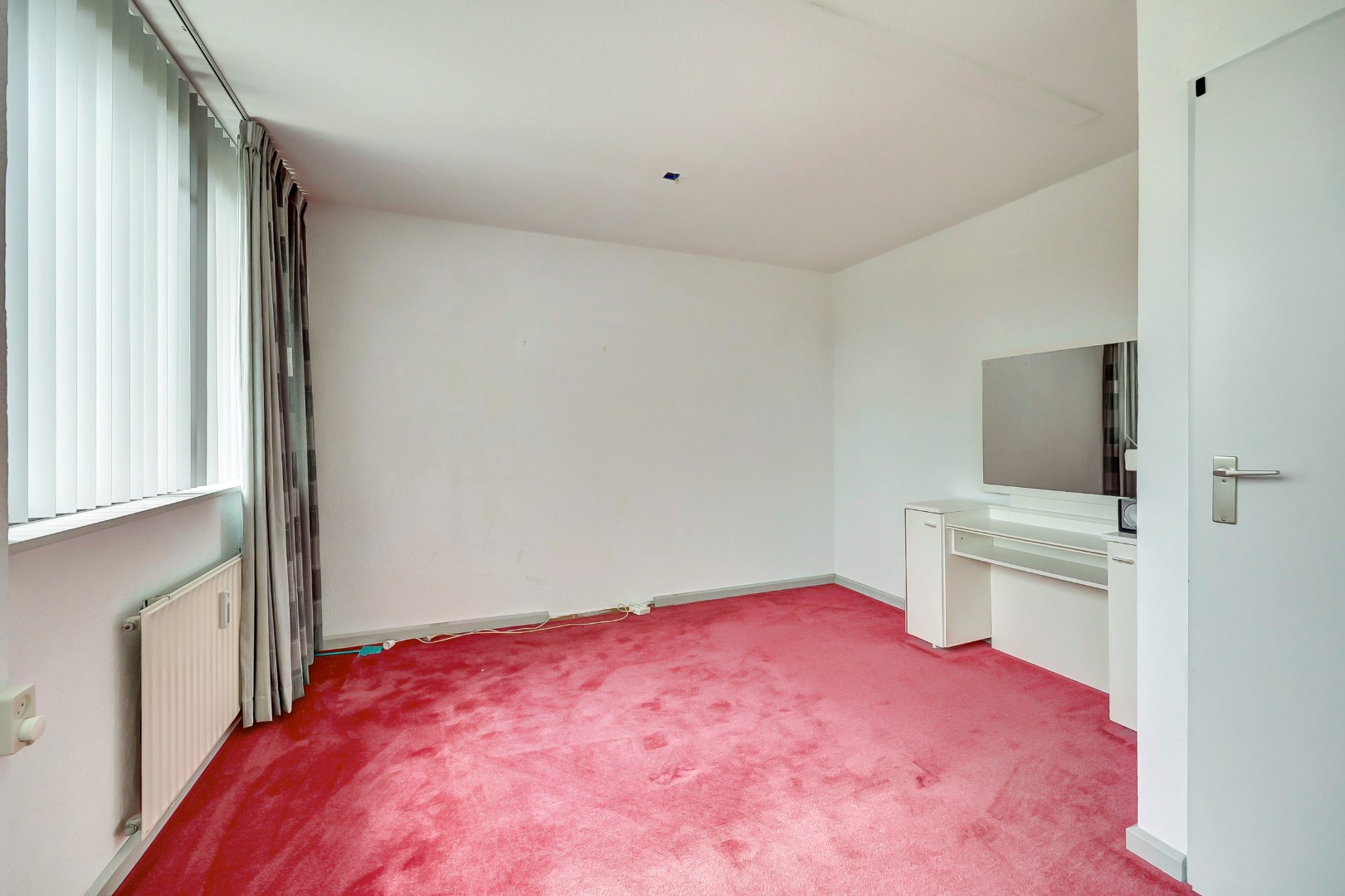 Ruime en lichte 2-onder-1-kap woning met parkeerplaats, garage, 3 slaapkamers, en zonnige tuin op het zuidwesten direct aan het water 