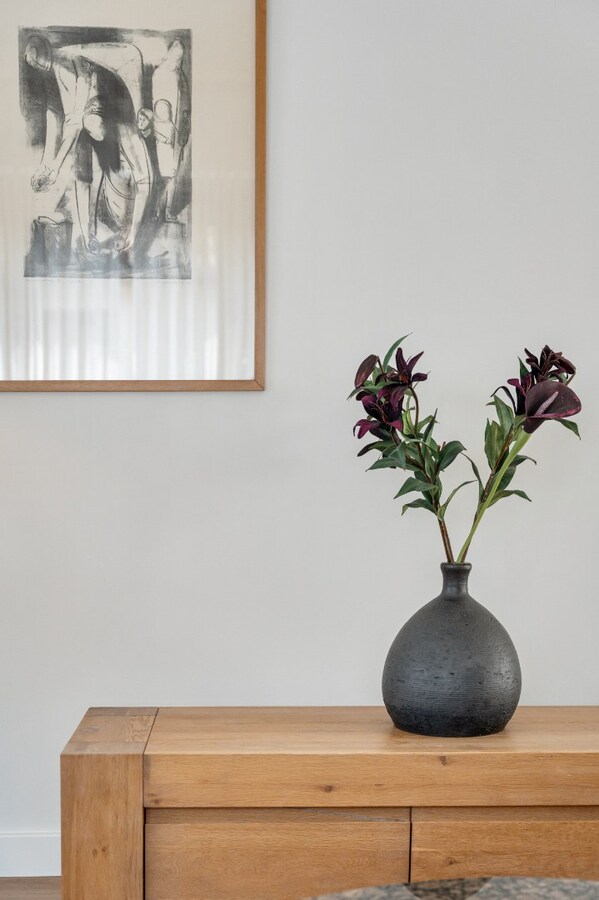 Zeer goed onderhouden gelijkvloerse gezinswoning op een riant perceel van 19a75ca op een rustige locatie te Schalkhoven, een deelgemeente van Hoeselt. 