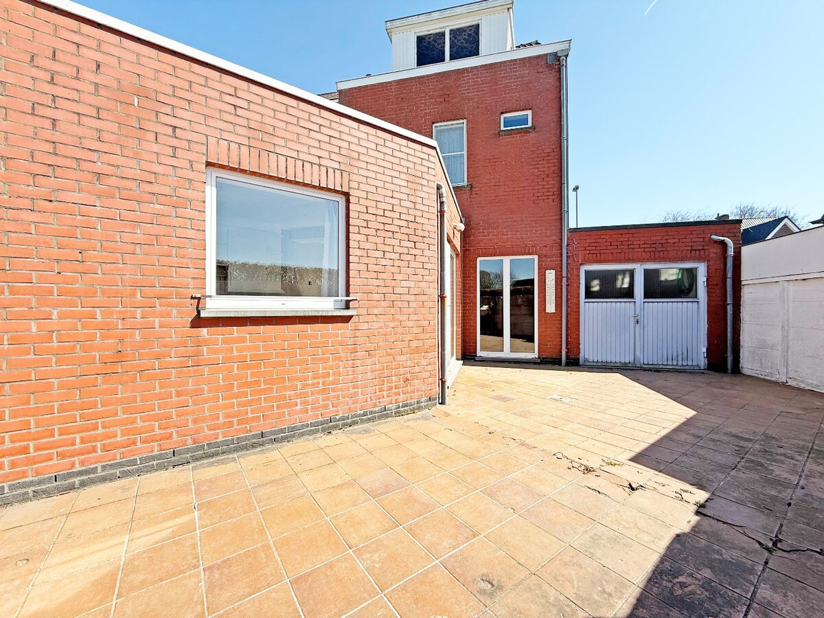 Te renoveren woning met garage en tuin nabij centrum Zottegem 