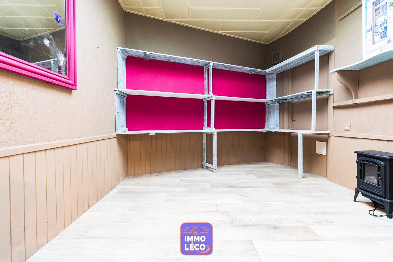 Maison de commerce idéalement située, dans un village prisé ! 