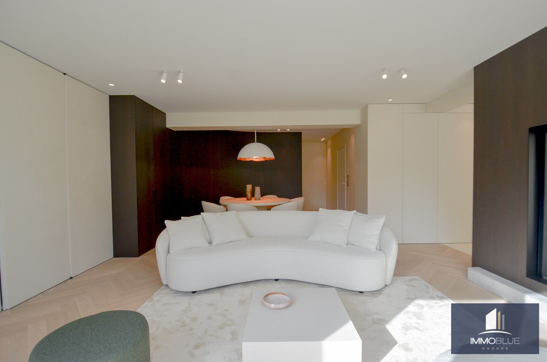 Uitzonderlijk, tijdloos volledig gerenoveerd appartement met een open zicht . 