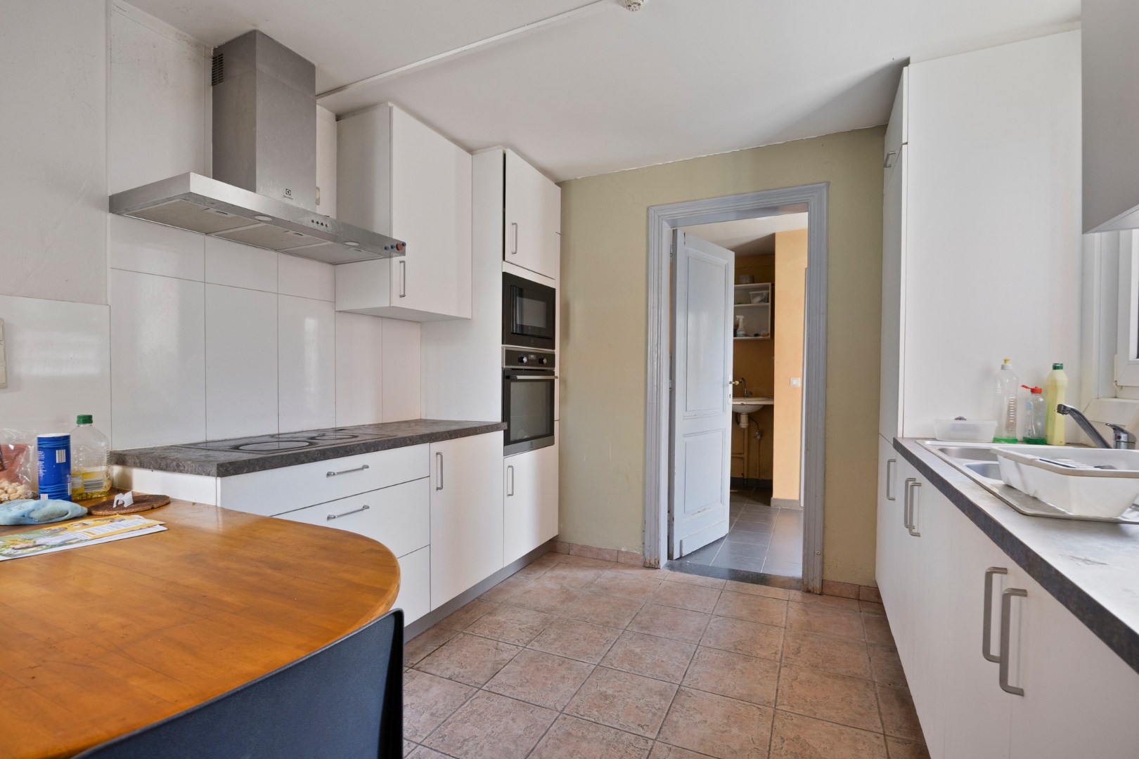 Te renoveren woning met 4 slpk. en garage in centrum van Mol 