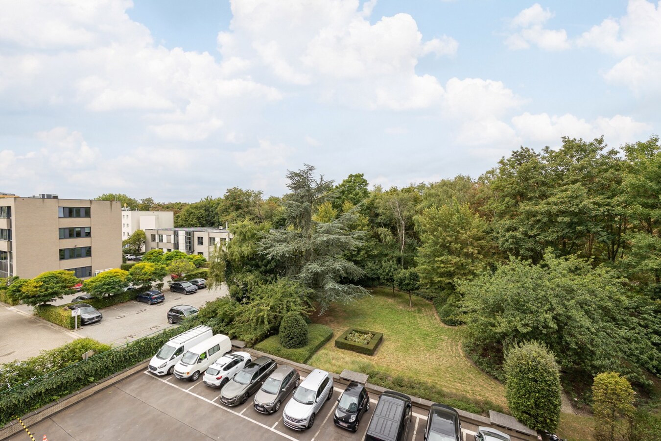 Kwaliteitsvol gerenoveerd appt met terras te Berchem! 