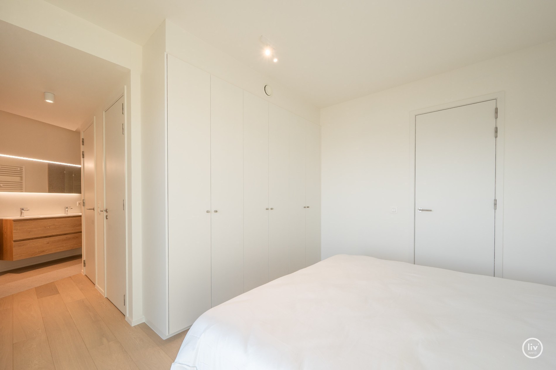 Duplex-appartement te koop in het prestigieuze en architectonisch nieuwbouwproject ‘Heldentoren’, gelegen aan het Heldenplein te Heist met frontaal zicht op de zeedijk en Zee nabij de talrijke winkels 