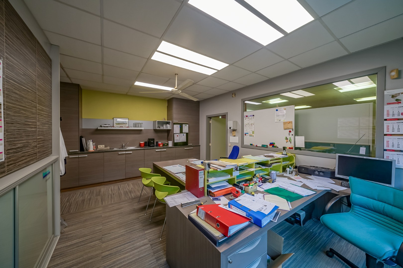 Winkelruimte met magazijn en woonst te Oostende 