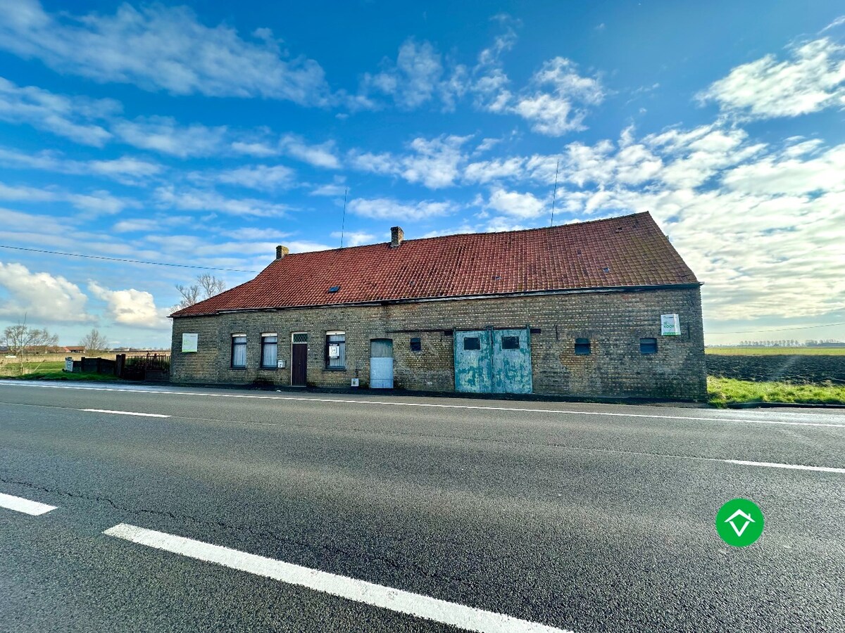 Te herbouwen of te slopen hoeve op ruim perceel in landelijke omgeving 