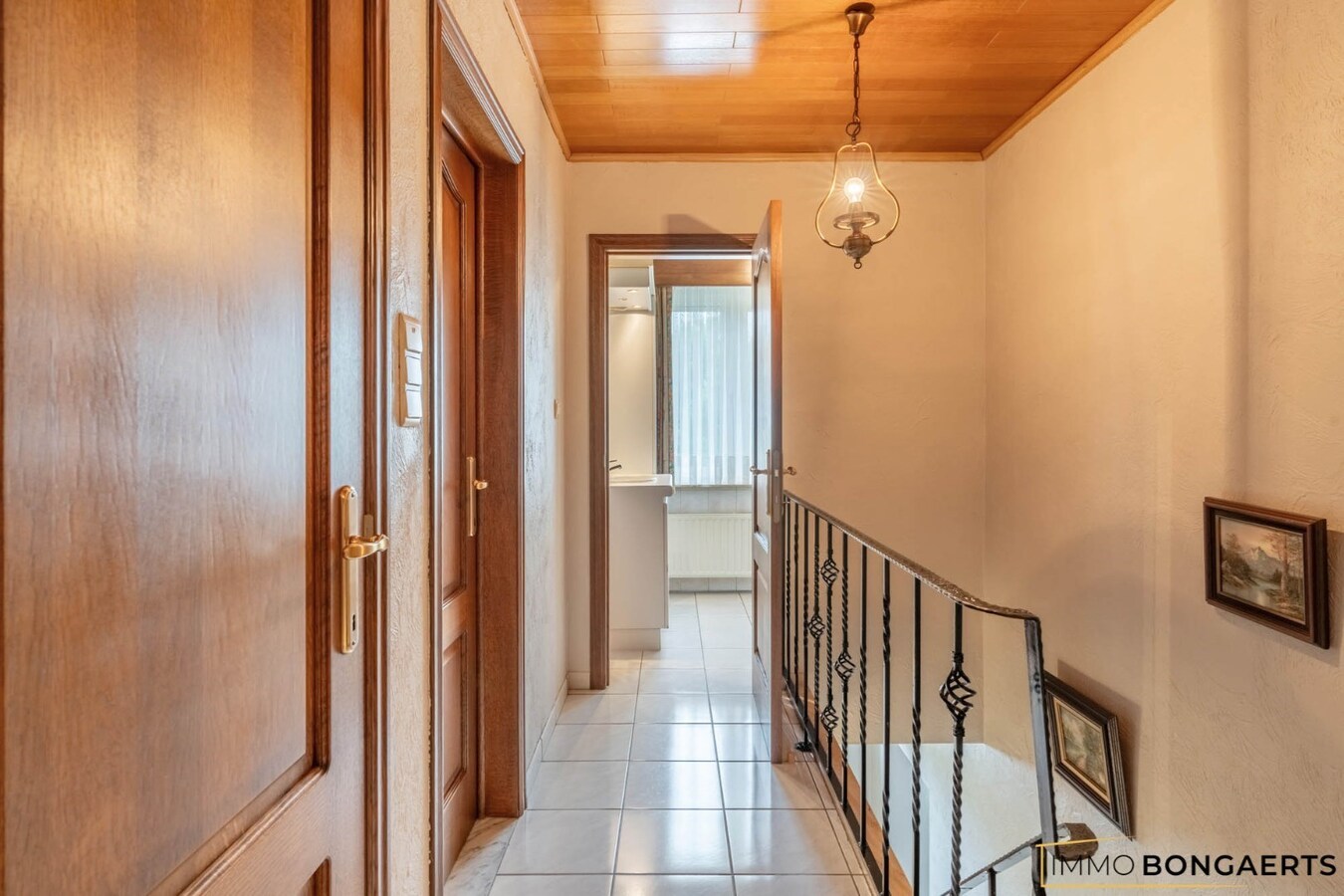 Ruime, instapklare woning (heropbouw 1994) met tuin, garage en drie slaapkamers. 