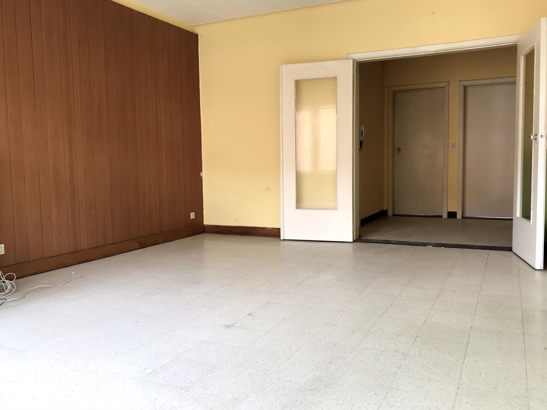 Op te frissen appartement op enkele minuten van markt 