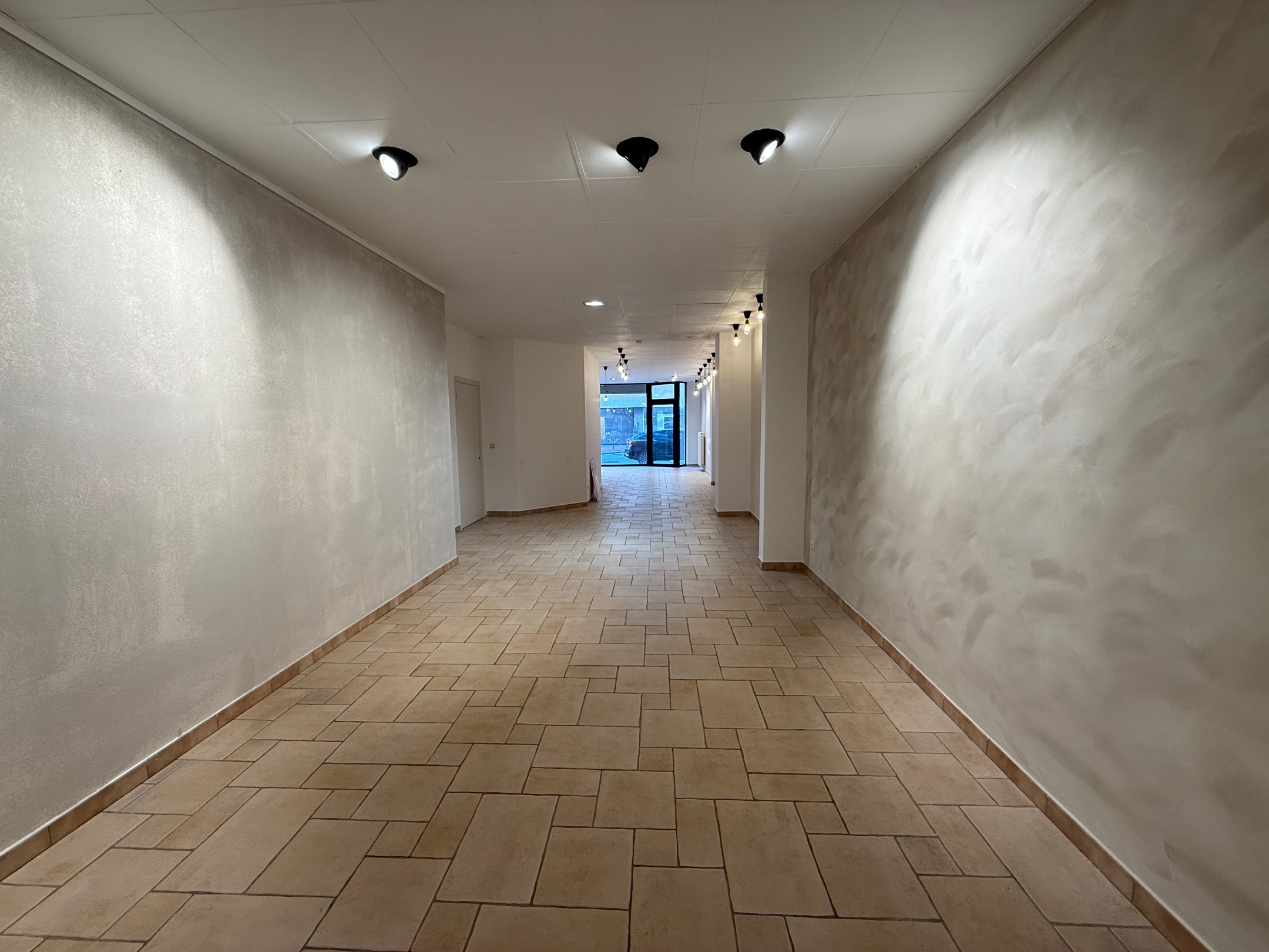BOUTIQUE À LOUER À LA PLACE RUBENS - OPPORTUNITÉ UNIQUE 