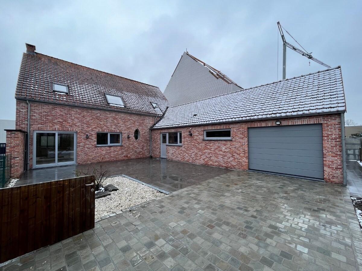 Bijzonder ruime, praktisch ingedeelde gezinswoning 