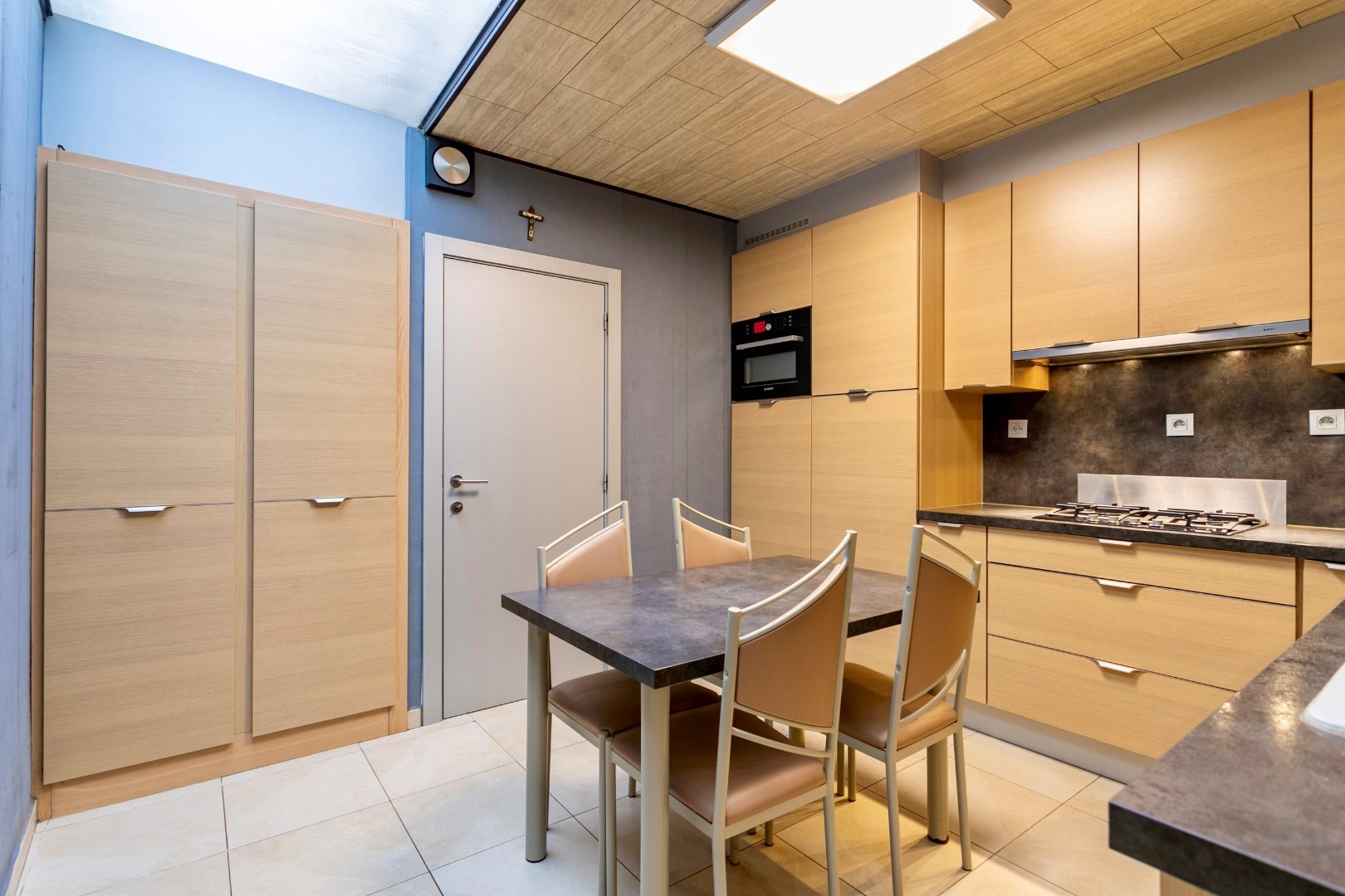 Handelspand met woonst te Halle-centrum 