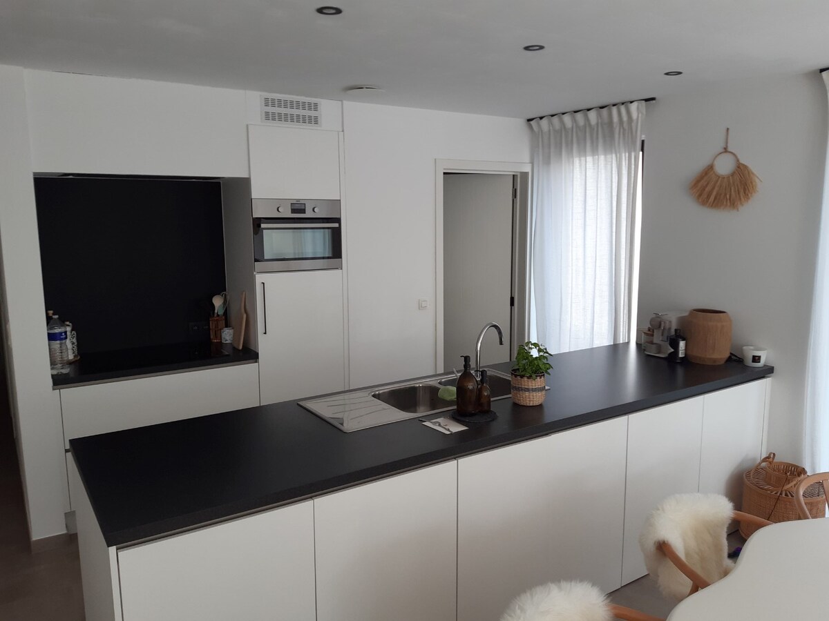 Gelijkvloers appartement met terras. 