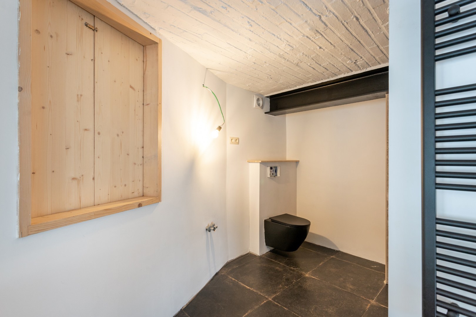 Opbrengsteigendom met gerenoveerde loft (EPC B) en atelier (100m²) naast het station van Braine-le-Comte 