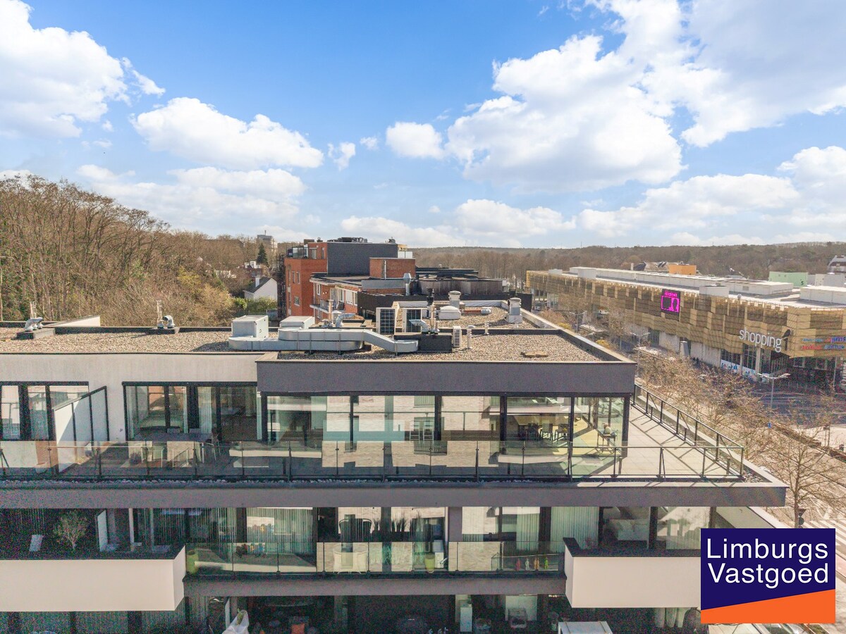 Exclusief penthouse met ruim terras, 2 slpk, dubbele autostaanplaats, centrum Genk 