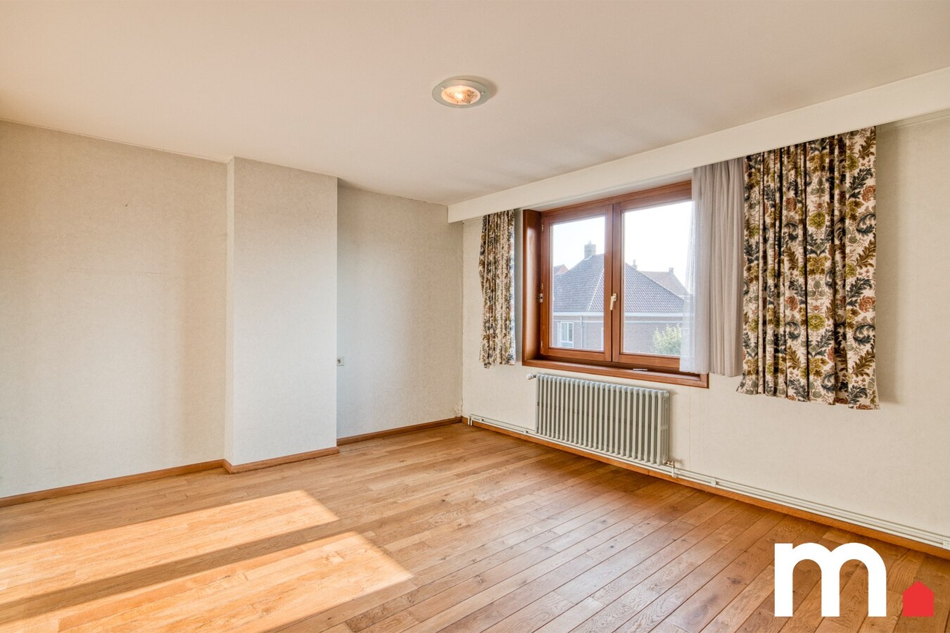 Centrum gelegen gezinswoning met praktijkmogelijkheid te Gullegem ! 