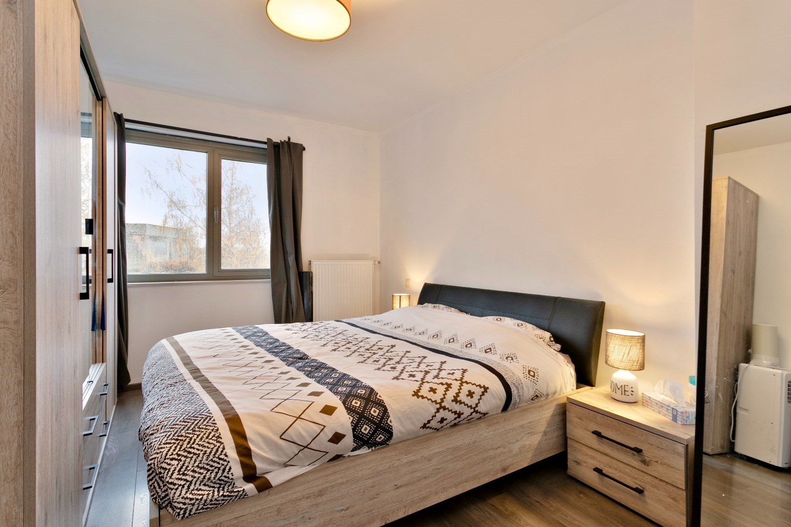 Recent lichtrijk 2slpk-appartement met terras, garagebox en kelder 