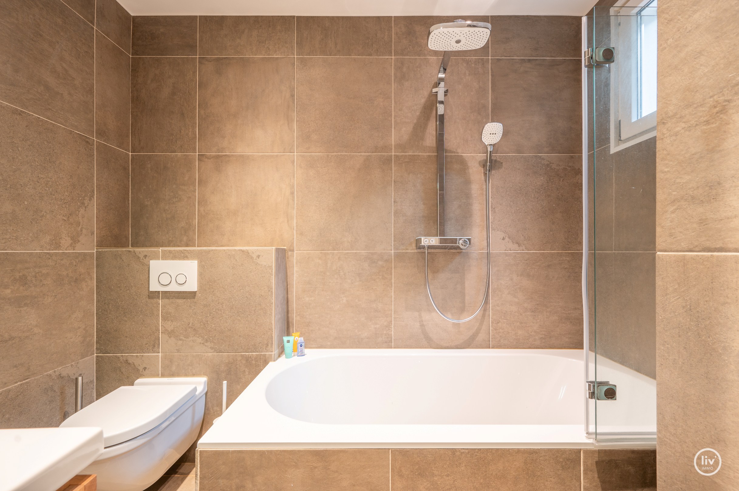 L'appartement d'angle est idéalement situé sur la Zoutelaan à Knokke, à proximité des magasins, de la plage et de toutes les commodités. 